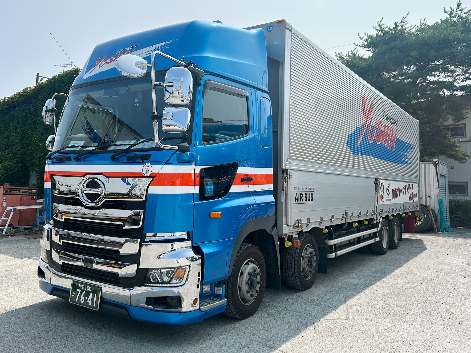 13トン低床ウイング車両